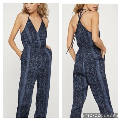 Mono para mujer BCBGMAXAZRIA pequeño azul marino estampado de pitón halter pierna recortada  Foto 1 de 4