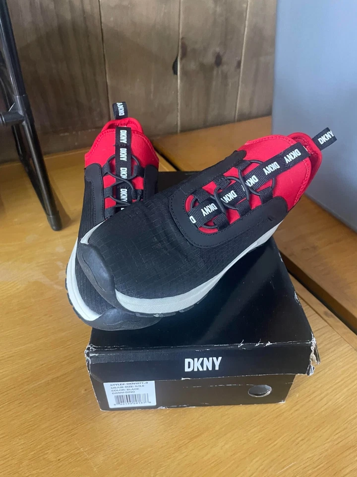 Zapatillas DKNY Little Kids EE. UU. Talla 5 Danni Dino Negras Estilo # DKN1077-9 Foto 1 de 4
