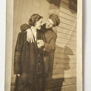Antigua postal fotográfica real RPPC hermosa pareja joven cariñosa - Imagen 1 de 10