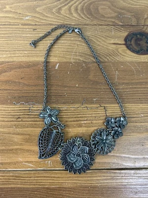 "Collar Premier Designs antiguo tono plata flores botánicas hoja babero 17""-21""" Foto 1 de 4