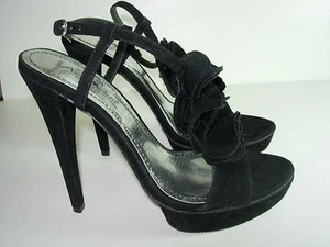 NEUE SCHWARZE DAMEN-SANDALEN MIT STILETTO-ABSATZ AUS SAMT UND T-RIEMEN GRÖSSE 7,5 M - Bild 1 von 3