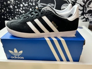 Scarpe Adidas Gazelle Uomo Taglia 6.5 Nero Bianco Sneakers Classiche Scamosciate BB2502 NUOVE - Foto 1 di 6