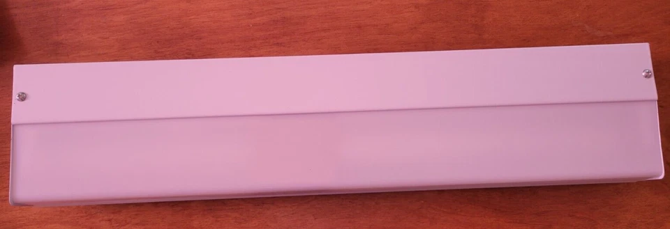 18 in. Under Cabinet Light -Crescent Lighting CL115121YOLNC Fluorescent 15W 120V