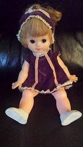 VINTAGE 60er JUNGES MÄDCHEN PUPPE MIT LILA OUTFIT AN - Bild 1 von 1