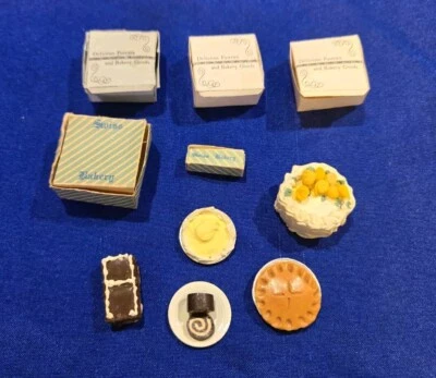 Lot of miniature dollhouse pies, cakes & bakery boxes, 1:12 scale, artisan made - Image 1 of 4