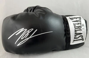 GUANTE DE BOXEO EVERLAST NEGRO MANO IZQUIERDA FIRMADO POR MICHAEL B. JORDAN CERTIFICADO DE AUTENTICIDAD BAJO - Imagen 1 de 1