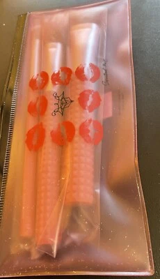 Laruce Beauty Juego de 3 brochas coutour con bolsa Precio de venta sugerido por el fabricante $50 Sellado en bolsa. Foto 1 de 2