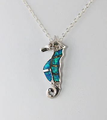 Collar de caballito de mar de ópalo de fuego creado en laboratorio chapado en rodio de ley Foto 1 de 2