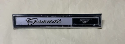 Ford Mustang Grande 69 cupé emblema de embellecedor de tablero Foto 1 de 4