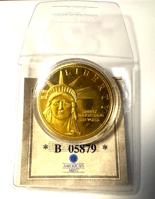 2010 LIBERTY ENLIGHTENING THE WORLD 24K GOLD LAYERED COIN - Image 1 of 4