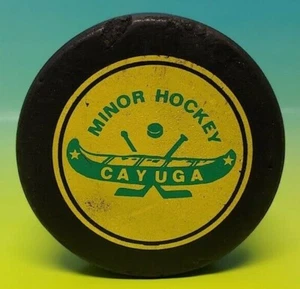 Disco de hockey Cayuga Minor Hockey 1983 Torneo de amistad Raro NHL Coleccionista - Imagen 1 de 2
