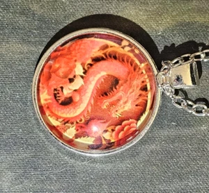 Kette mit rotem Drachen Anhänger rund - Bild 1 von 1