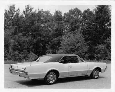 1967 Oldsmobile Cutlass Supreme Holiday Coupe Press Photo and Release 0107 - Image 1 of 2