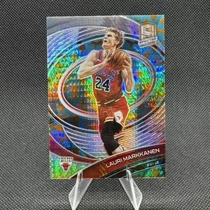 LAURI MARKKANEN 2020-21 Panini Spectra Asia AZUL NARANJA/49 #8 Chicago Bulls - Imagen 1 de 2