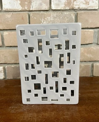 "Linterna de cerámica moderna gris recortada - patrón geométrico rectangular de 8,5"" de alto" Foto 1 de 4