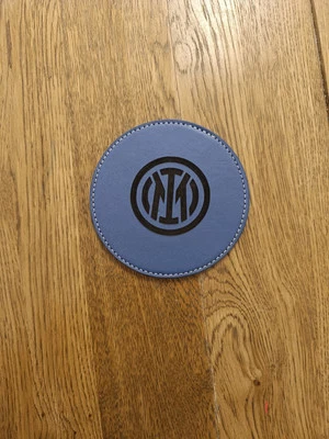 Sottobicchieri 8 Pezzi Similpelle Inter drinks incisi laser 65x65 mm - Immagine 1 di 3