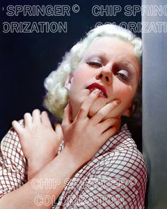 JEAN HARLOW trägt ein rotes Gitterhemd | 8 x 10 FARBFOTO VON CHIP SPRINGER - Bild 1 von 1