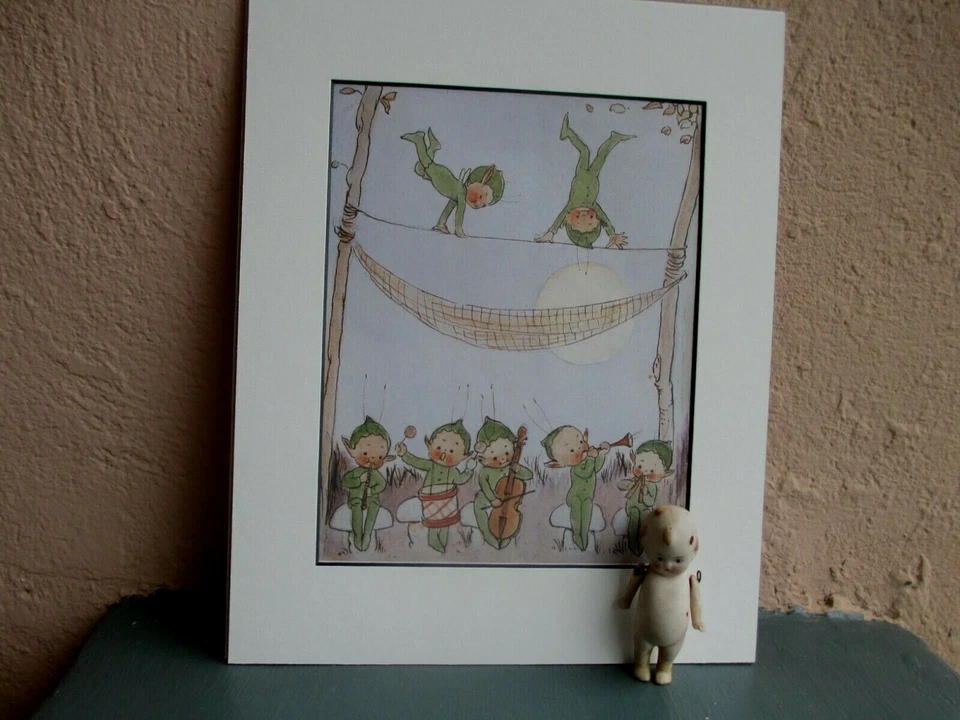 Ilustración de colección de Mabel Lucie Attwell de elfos tocando música/haciendo acrobacias Foto 1 de 1
