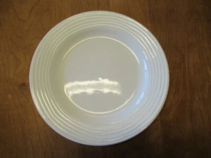 Plato de cena Pier 1 Turkey ASHLEE 10 7/8" anillos ondulados blancos 1 ea 1 disponibles - Imagen 1 de 8