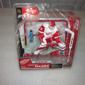 McFarlane 2004 Dominik Hasek Detroit Red Wings NHL serie 7 variante maglia bianca - Foto 1 di 6