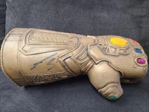 Guante Josh Brolin Auténtico Firmado a Mano "Thanos ~ Infinity Gauntlet" (CERTIFICADO DE AUTENTICIDAD JSA) - Imagen 1 de 2