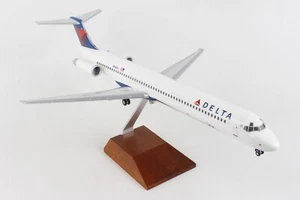 SKYMARKS PREMIUM (SKR8607) DELTA MD-80 PREMIUM MODELL IM MASSSTAB 1:100 MIT ZAHNRAD & STÄNDER - Bild 1 von 10