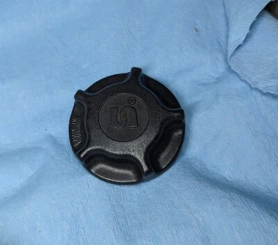 Tapa de llenado de aceite de motor Stant 10080.                     Se adapta a camioneta Toyota 1990. Foto 1 de 2