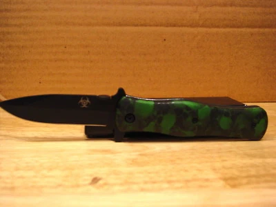 ZOMBIE SKULL SURVIVAL SPRING ASSISTED POCKET KNIFE WITH BELT CLIP ( GREEN ) Foto 1 de 2