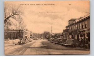 Needham MA Great Plain Ave, nieve, coches, tiendas, bicicletas, letreros 1950 postal - Imagen 1 de 2