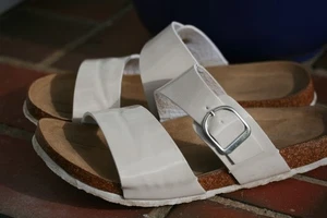 Damen Pantoletten Sandalen Lack Hausschuhe Bequem Schlappen Schuhe Gr.42 creme - Bild 1 von 1