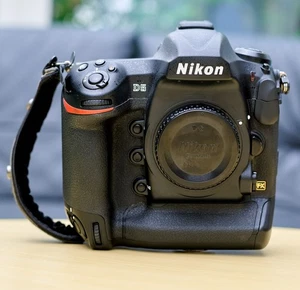 Nikon D5 XQD Digitalkamera nur Gehäuse - Schwarz - Bild 1 von 8
