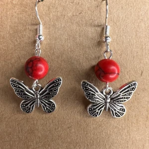 Orecchini MKW Emporium fatti a mano rosso e nero marmorizzato perline farfalla charm #92 - Foto 1 di 2