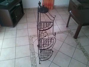 SEHR SCHÖNES SCHMIEDEEISENES ECKREGAL - Bild 1 von 5