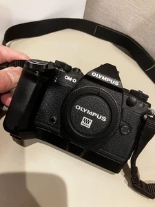 OLYMPUS OM-D E-M5 Mark II Optional grip Power supply set including 4 batteries - Picture 1 of 11