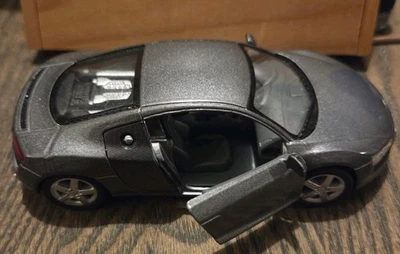 Литая металлическая модель автомобиля игрушка Kinsmart Audi R8 1:36 — серебристая - Изображение 1 из 4