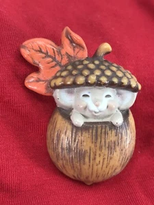 Vintage Whimsical Smiling Mouse In A Acorn Pin Brooch Plastic - Picture 1 of 9