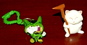 Lotto 2 figure Dragon Ball Z Korin Karin gatto bianco con bastone e borsa cellulare clip portachiavi - Foto 1 di 2