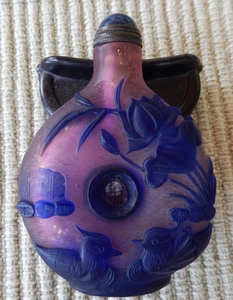 Antike chinesische fein geschnitzte/blaue Überfang Amethyst Peking Glas Schnupftabakflasche - Bild 1 von 16