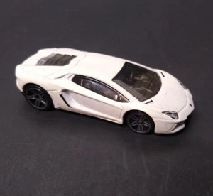 Hot Wheels Lamborghini Aventador LP 700-4 White, E29 2011 - Picture 1 of 11