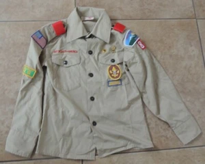 BOY SCOUTS OF AMERICA Shirt Youth 10 BSA OFFICIAL CUB SCOUT Badges Pins Colorado - Picture 1 of 5