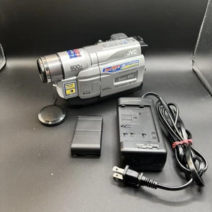 JVC Compact VHS Camcorder GR-SXM740U Bag-Charger-2 Batteries-2 Tapes-Power Cord - Picture 1 of 7