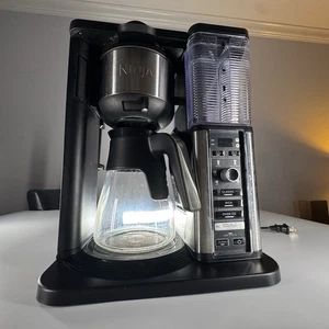 Ninja Specialty Kaffeemaschine CM401 — 10 Tassen, klappbarer Aufschäumer, Glaskaraffe - Bild 1 von 13