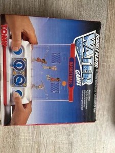 De colección Tomy Doble Jugador Juegos de Agua Cesta Portátil Mesa Juego Caja de Juguetes - Imagen 1 de 7