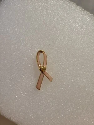 雅芳翻领别针粉色丝带和金色心脏乳腺癌意识 1.5 英寸高 — 第 1/2 张图片