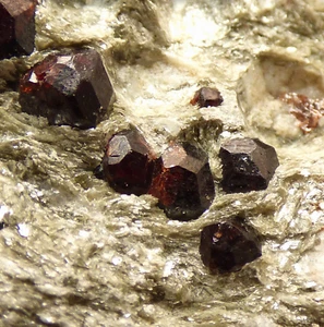 Cristales de granate almandina sobre muestra de exhibición de mica plateada Afganistán 10 cm 347 g - Imagen 1 de 17