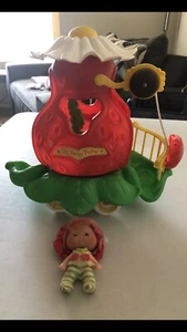 Strawberry Shortcake's BIG BERRY TROLLEY With Vintage 1979 Doll - Picture 1 of 9