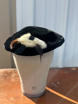 Boina de veludo preto com caudas de arminho - Chapéu vintage feminino - Imagem 1 de 4