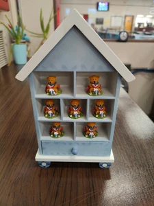 CT2 - hausförmige Schmuckschachtel mit Bärenfiguren in den Regalen - Bild 1 von 6