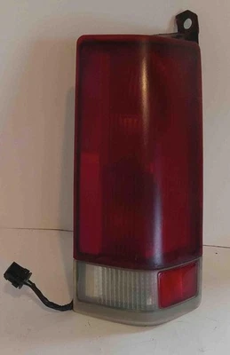 2000 GMC SAVANA 2500 VAN RH TAIL LIGHT USED OEM - Image 1 of 4