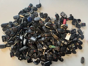 LARGE LOT OF KEY FOBS OEM AND AFTERMARKET LOT UNTESTED LARGE BOX FILLED - 1425 - Picture 1 of 4
